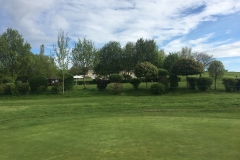 Clubhaus im Hintergrund - GC Weilrod